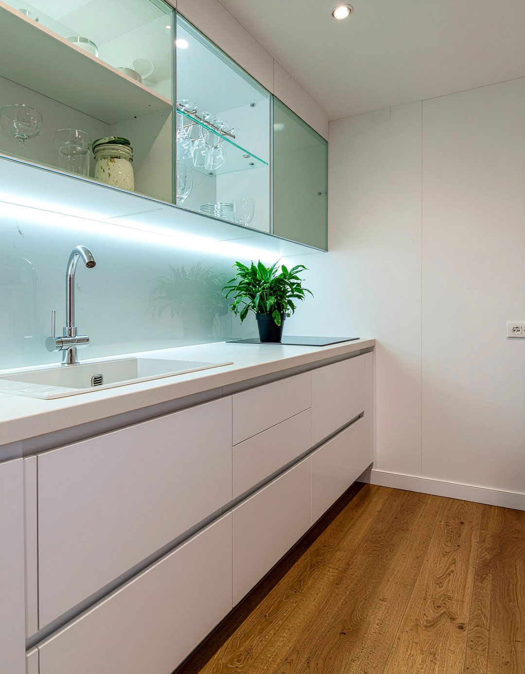 Glass front kitchen cabinets - 30 dramatic kitchen ideas