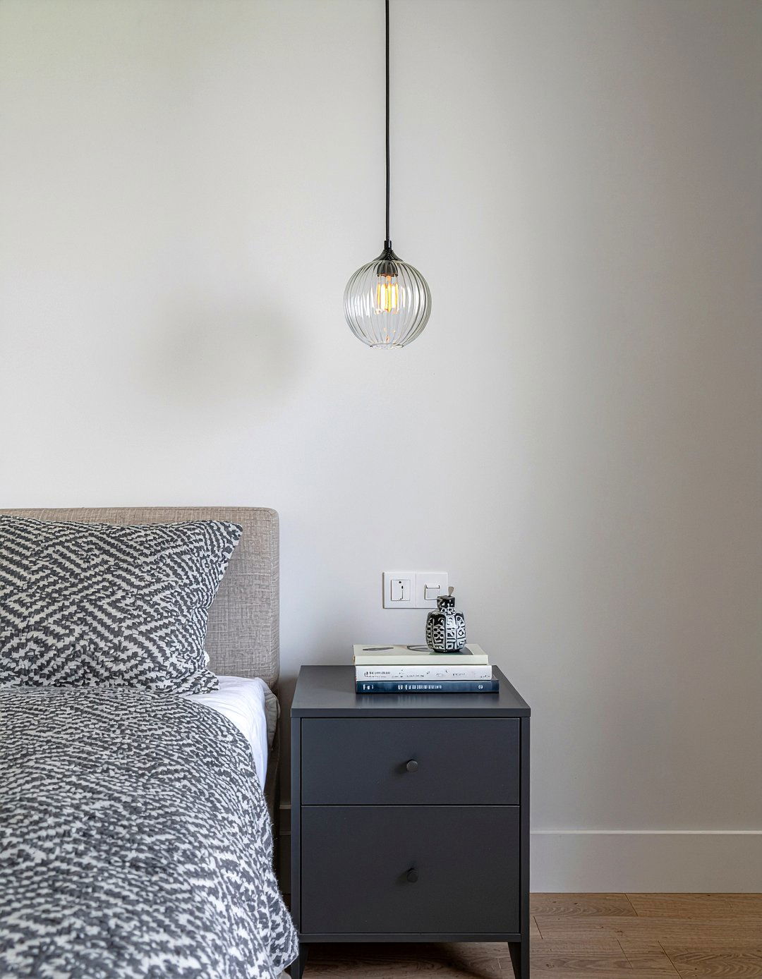 Glass pendant light - 30 glam bedroom ideas