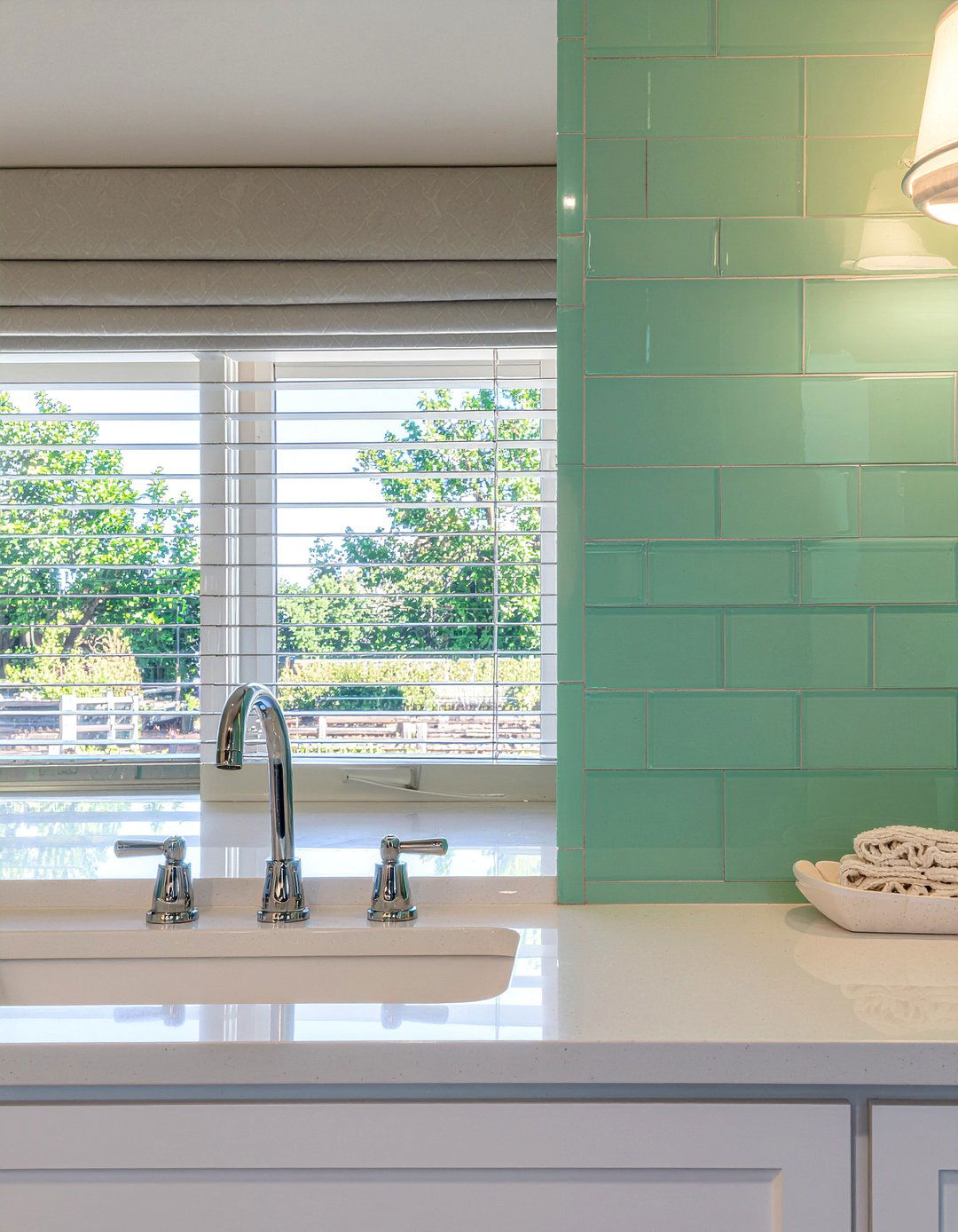 Glass subway tile - 30 bathroom tile ideas