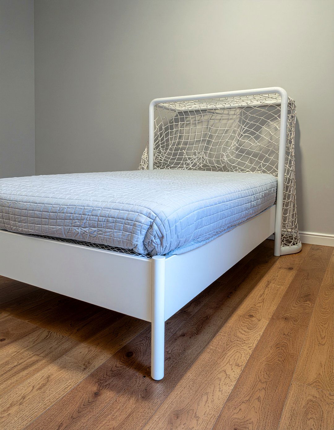Goalie net bed frame - 30 hockey bedroom ideas