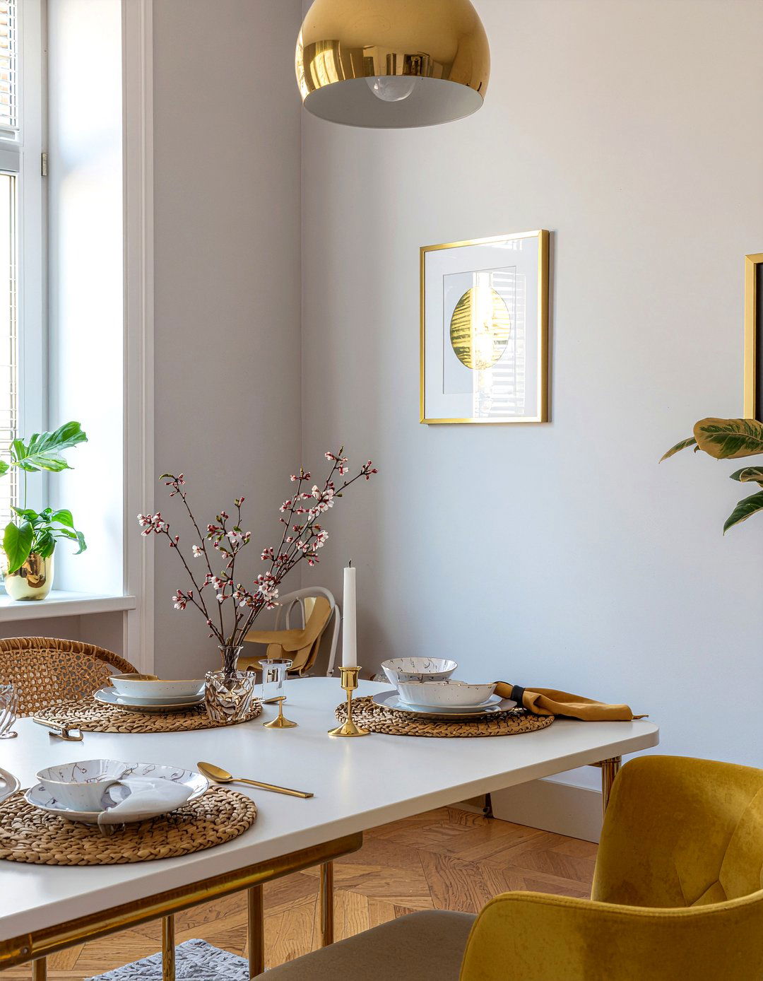 Gold Accent Dining Decor - 30 New York dining room ideas