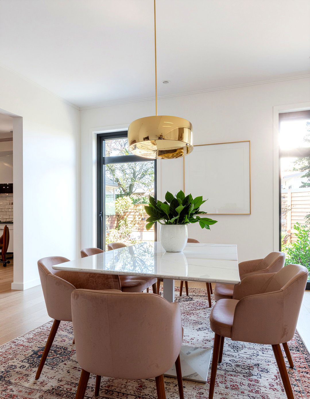 30 Gold Accent Dining Room Ideas for a High-End Dinner Style