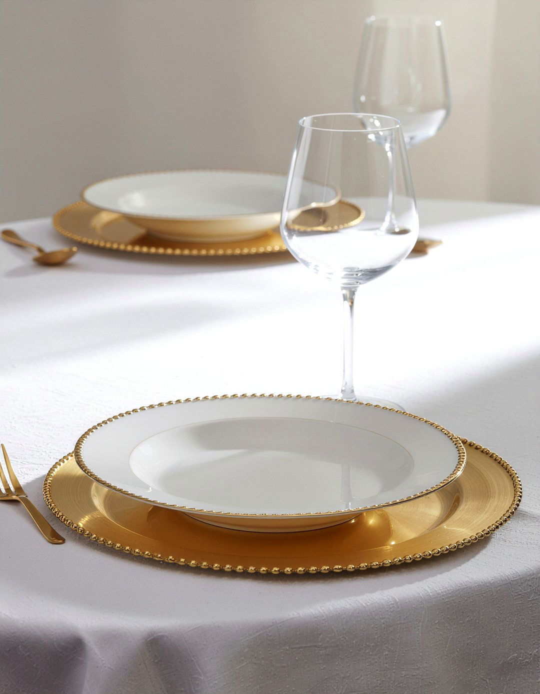 Gold Charger Plate - 30 gold dining room ideas