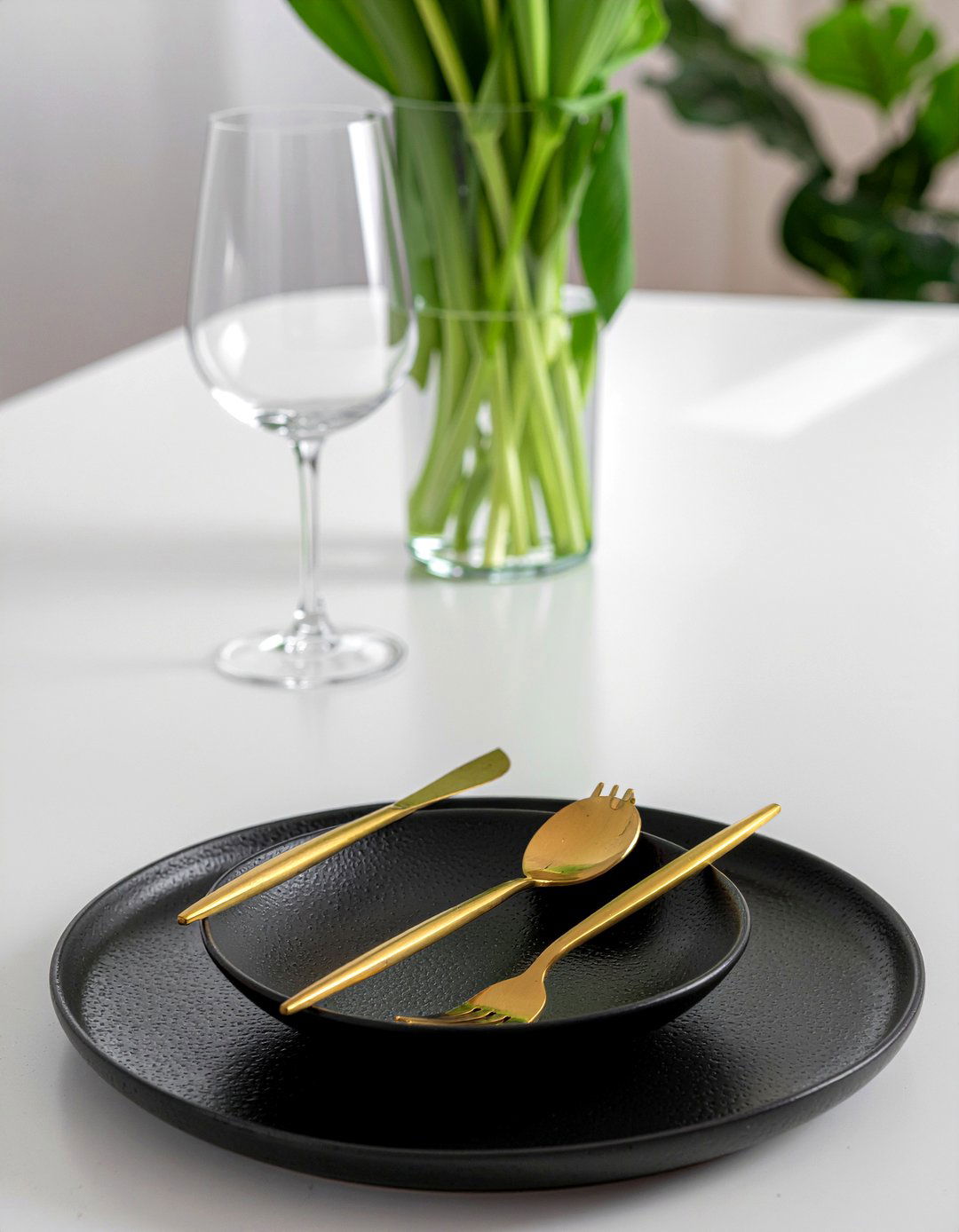 Gold Cutlery Set - 30 gold dining room ideas