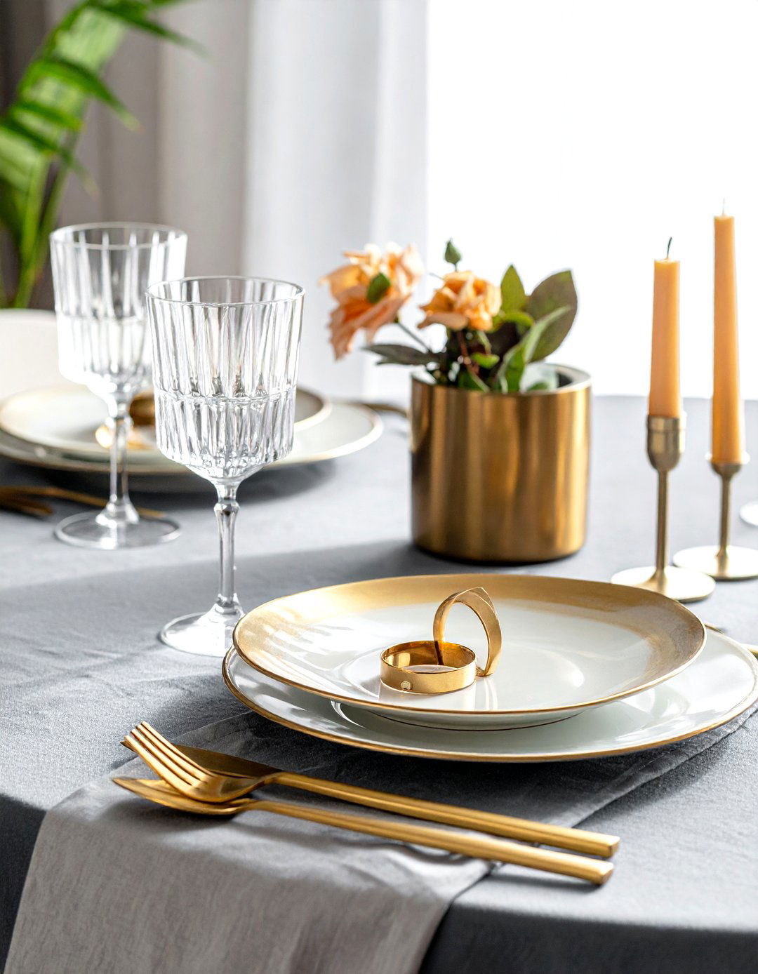 Gold Dining Accent - 30 sophisticated dining room ideas