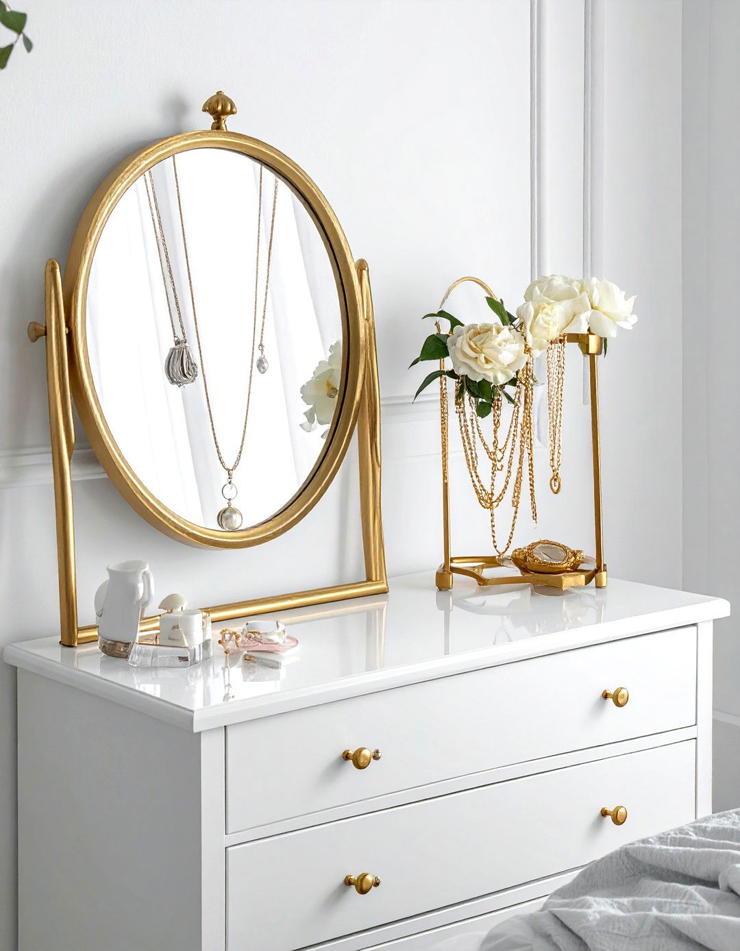 Gold Jewelry Stand Dresser - 30 gold accent decor ideas