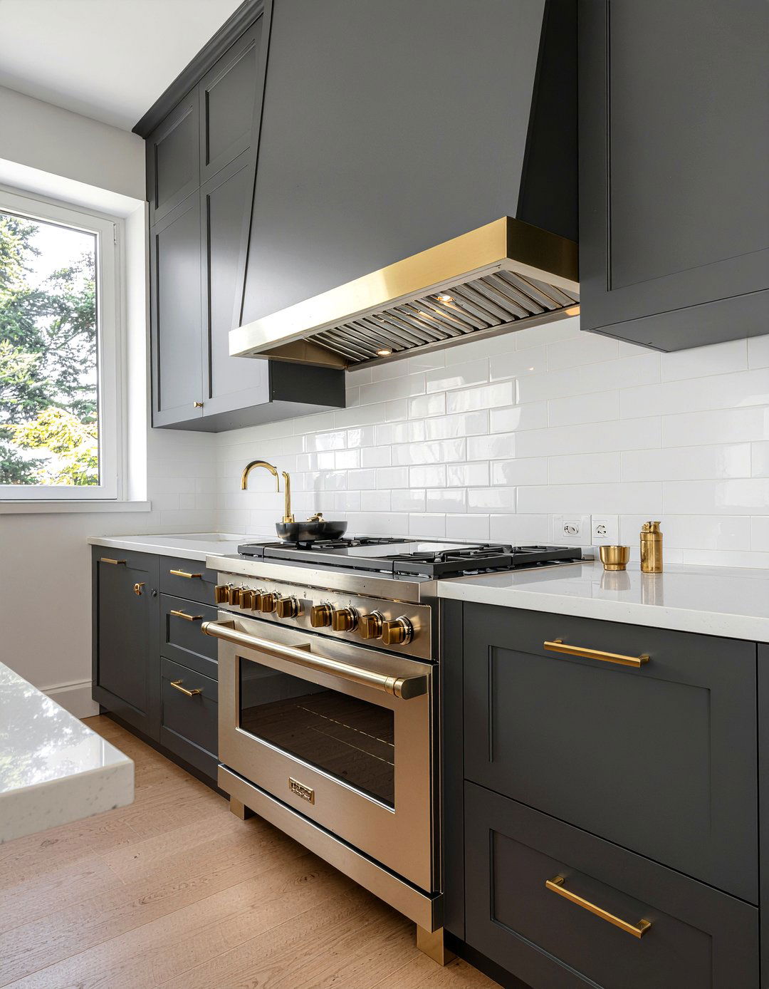 Gold Kitchen Hardware - 30 La Cornue range kitchen ideas