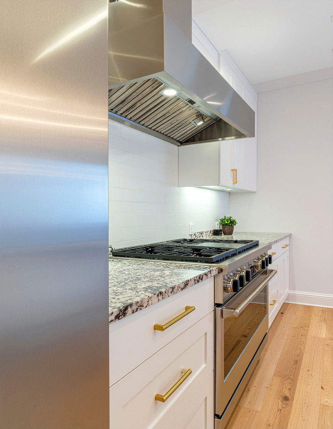 Gold appliance handles - 30 gold kitchen ideas