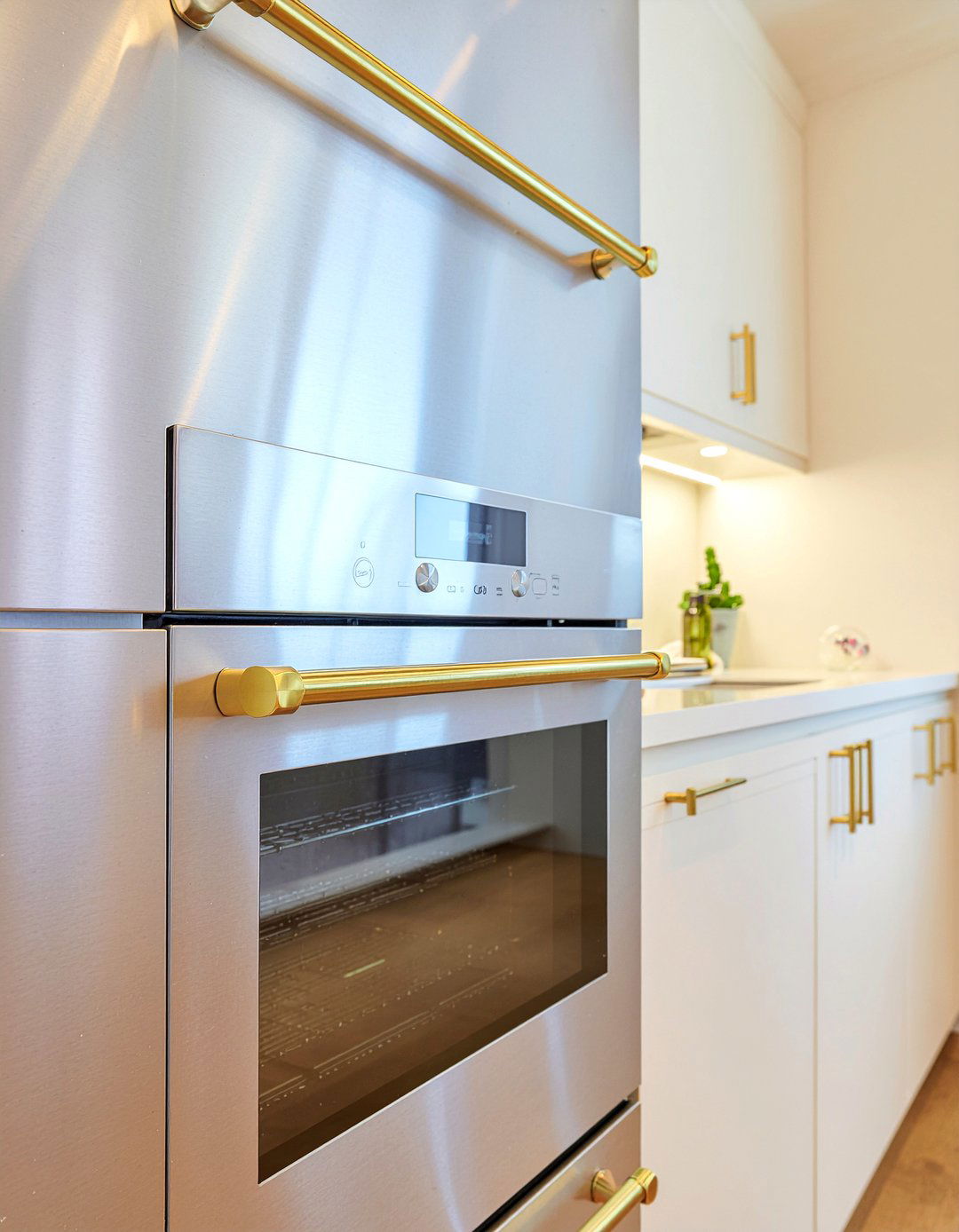 Gold appliance handles - 30 gold accent kitchen ideas