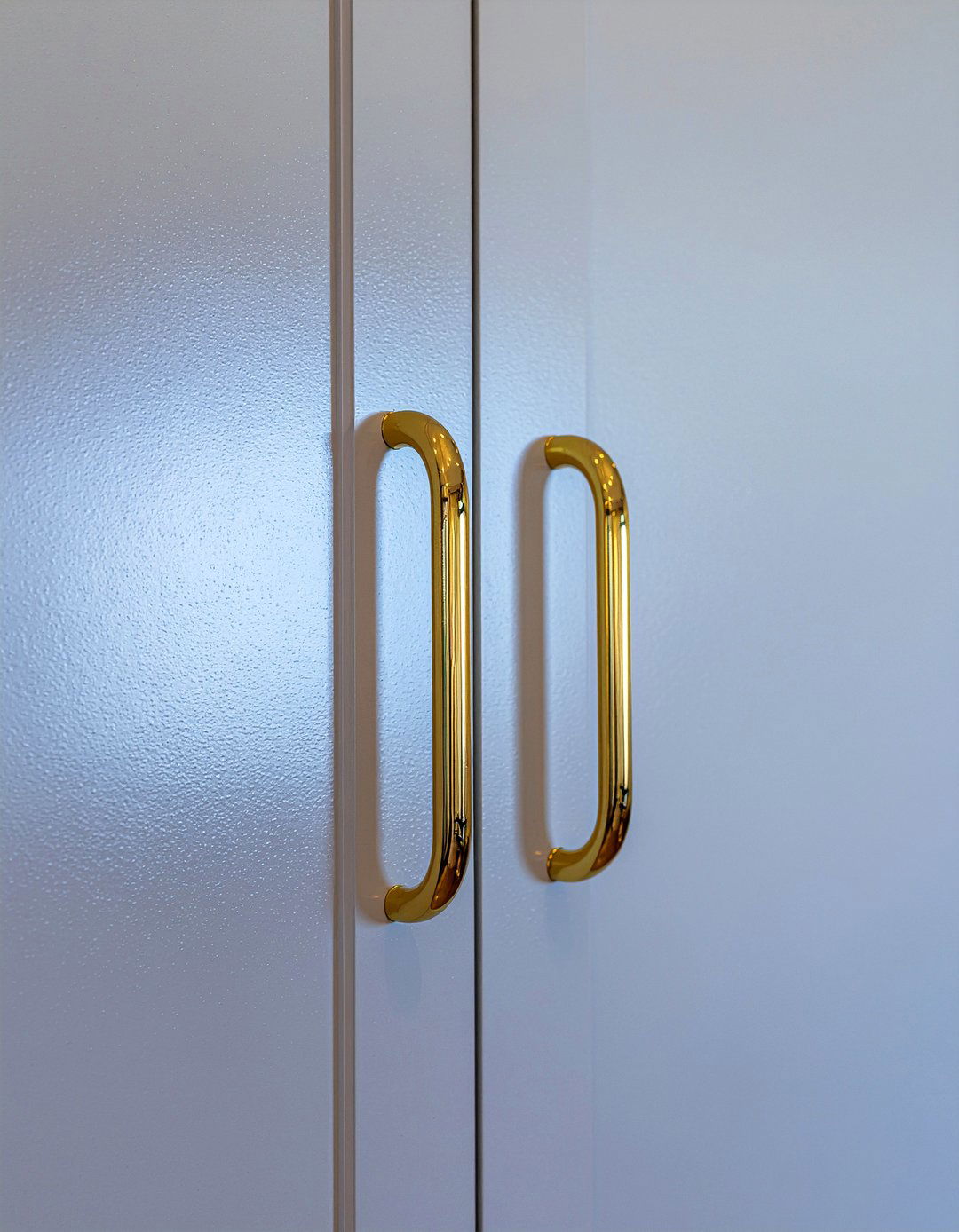 Gold appliance pulls for refrigerators - 30 gold kitchen hardware ideas