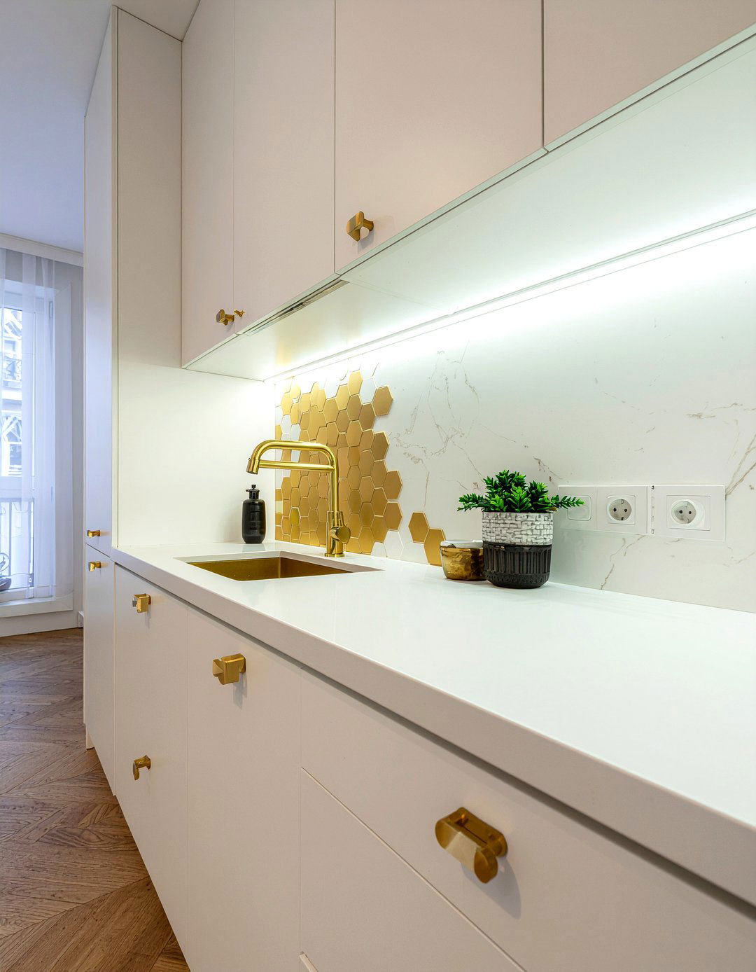 Gold backsplash tiles - 30 gold accent kitchen ideas