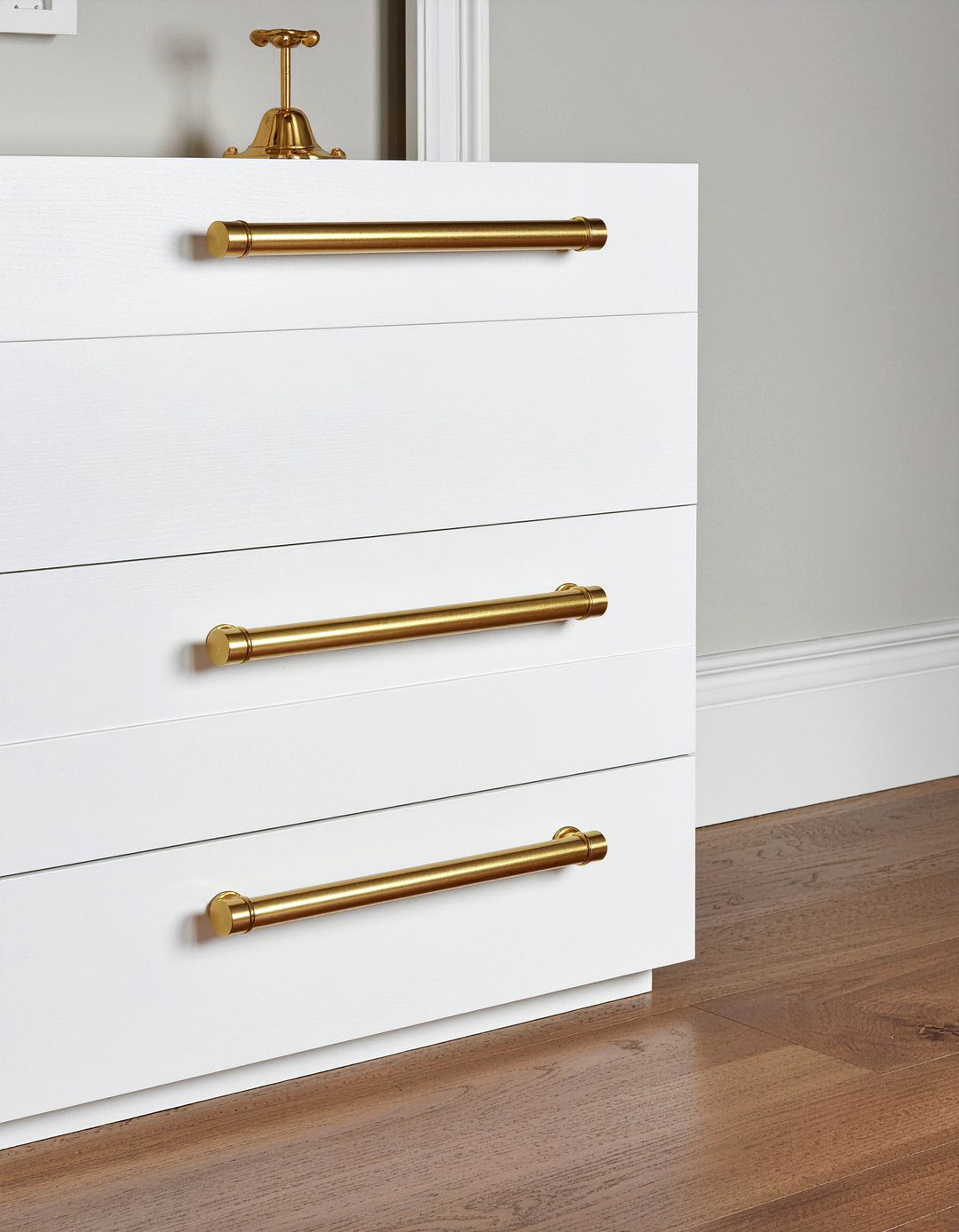 Gold cabinet hardware - 30 gold accent living room ideas