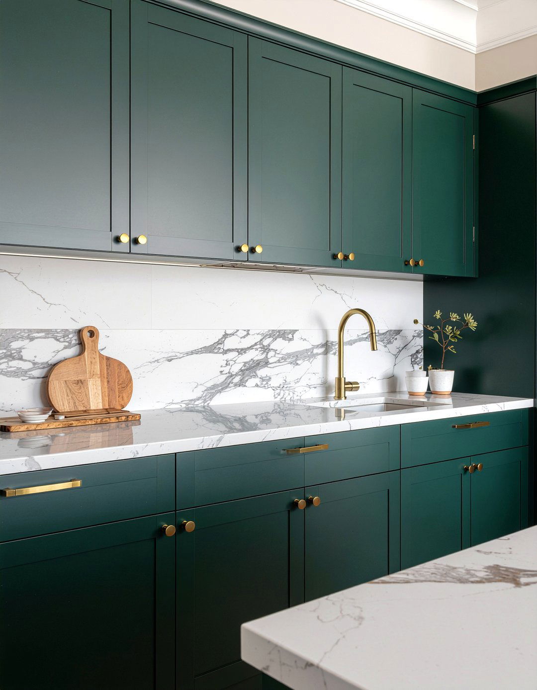 Gold cabinet hardware - 30 gold kitchen ideas