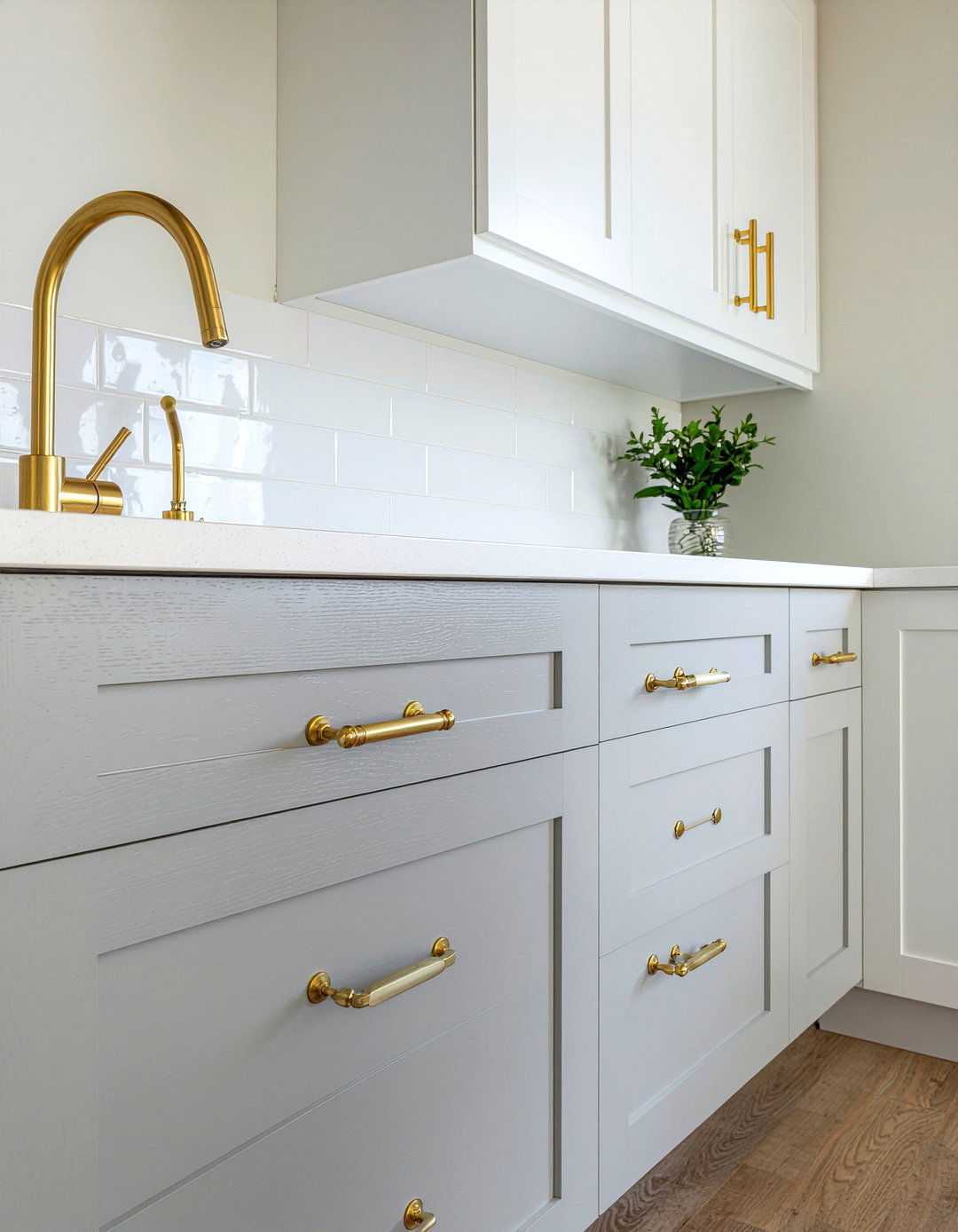 Gold cabinet pulls - 30 gold accent kitchen ideas