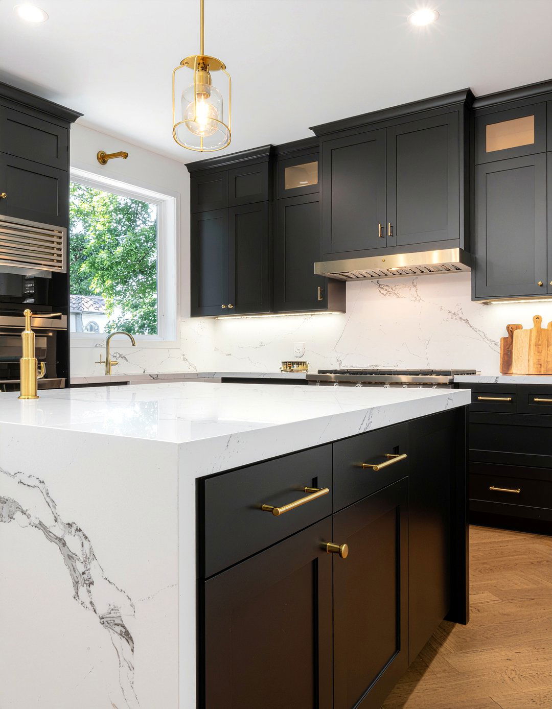 Gold cabinet pulls on black cabinets - 30 mixed metal kitchen ideas
