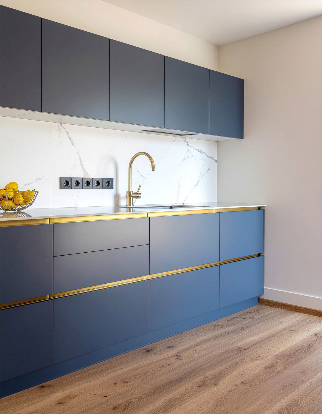 Gold cabinet trim - 30 gold kitchen ideas