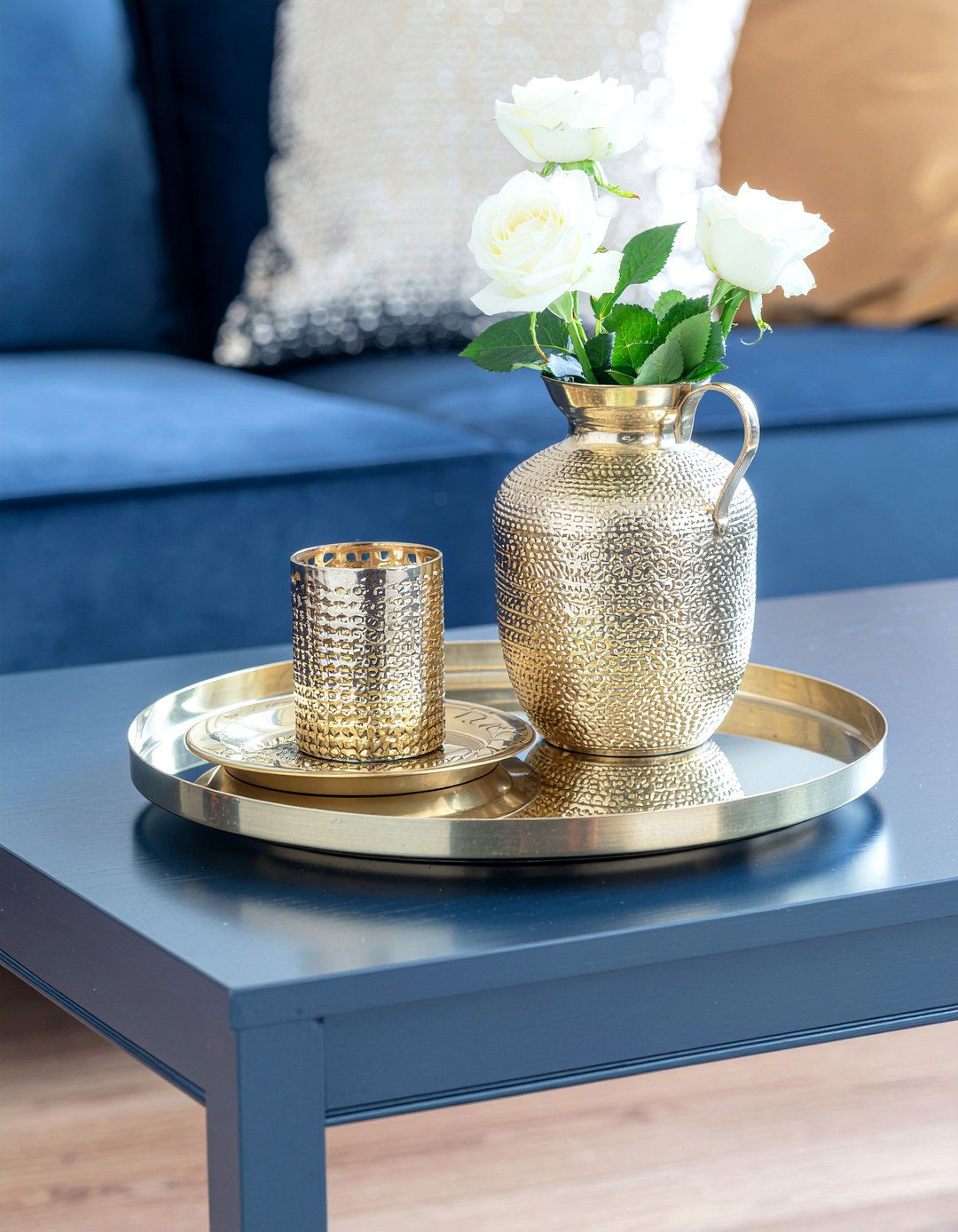 Gold coffee table accents - 30 living room coffee table styling