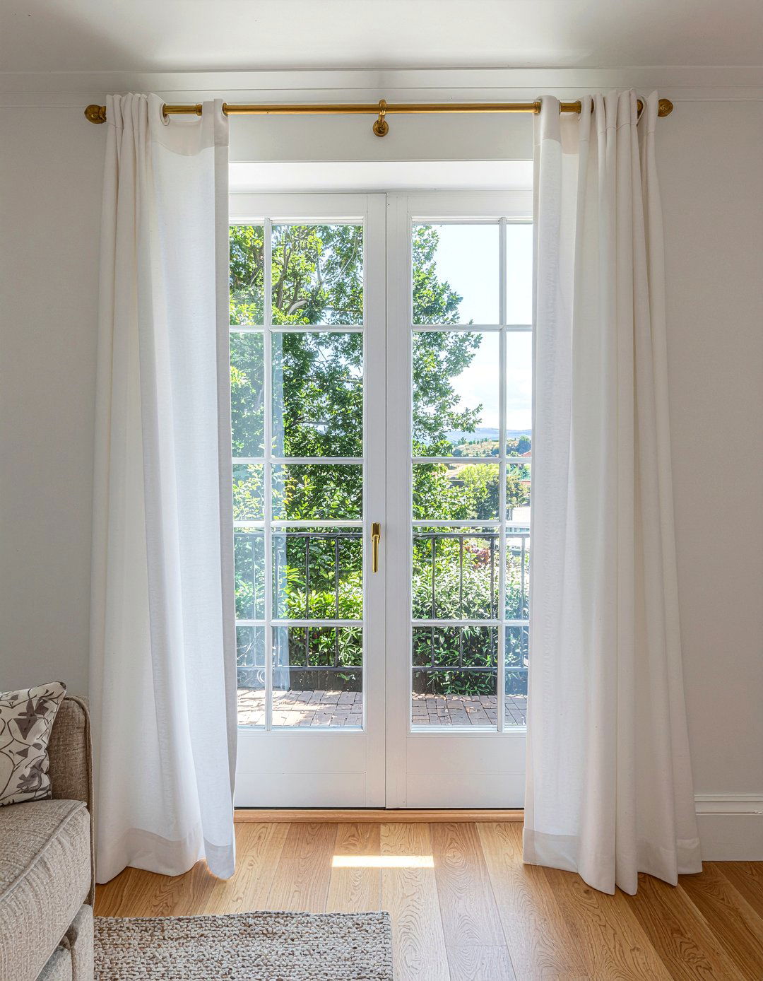 Gold curtain rods - 30 gold accent living room ideas