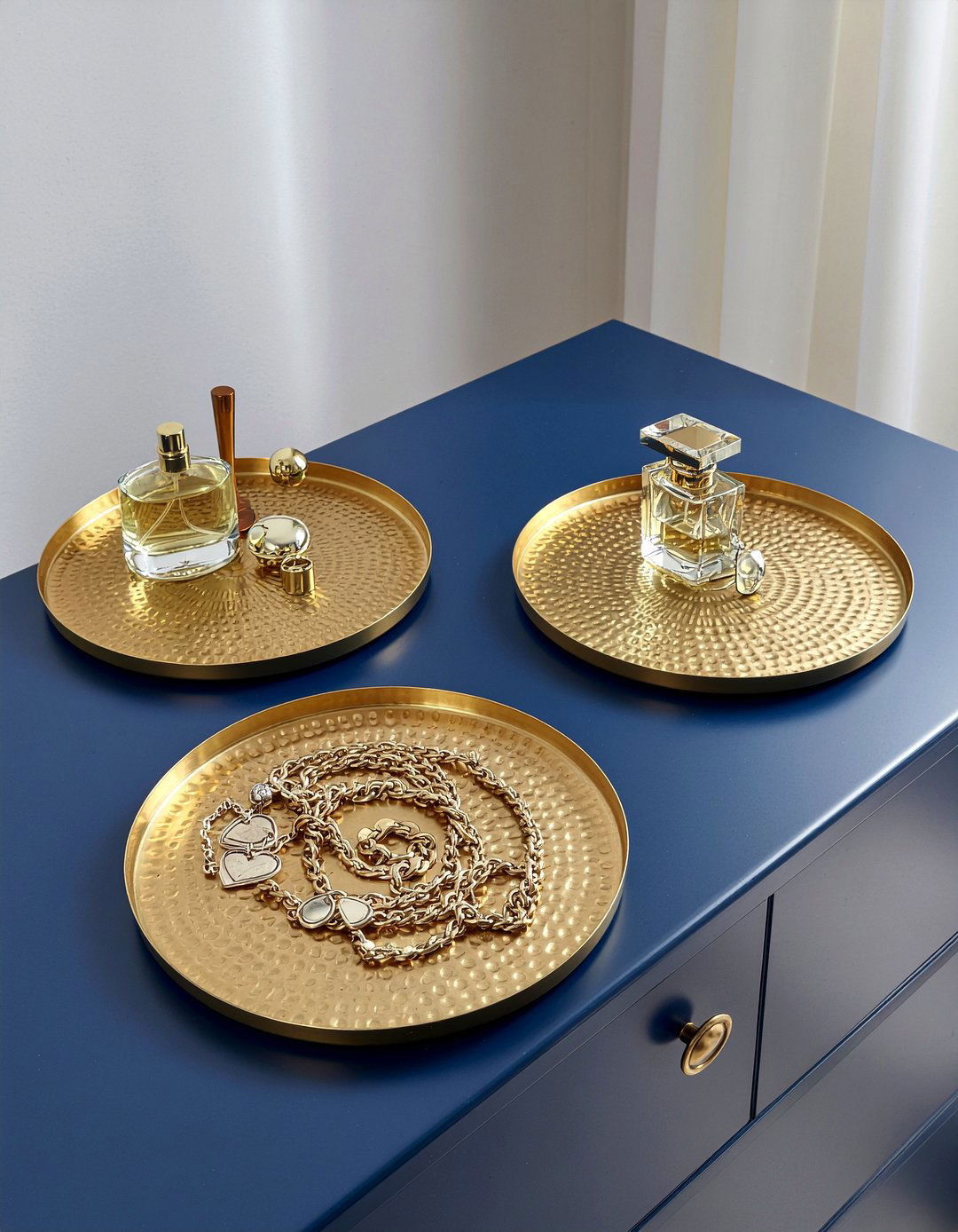 30 Navy and Gold Bedroom Ideas for a Royal Atmosphere