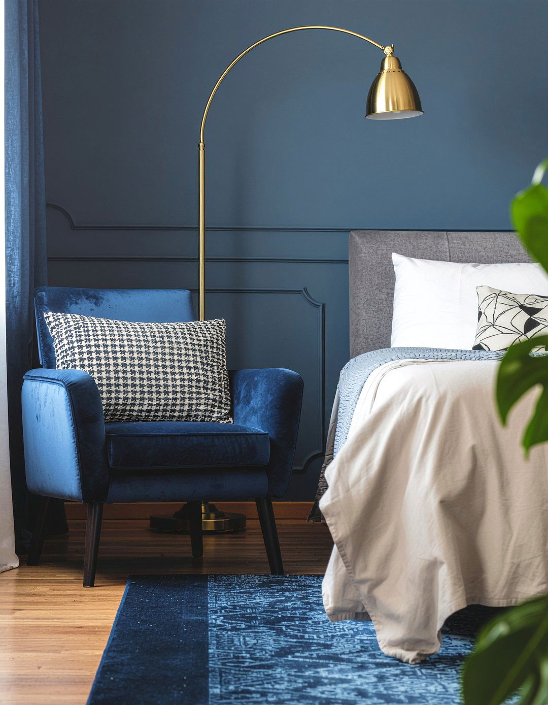 Gold floor lamp - 30 navy and gold bedroom ideas