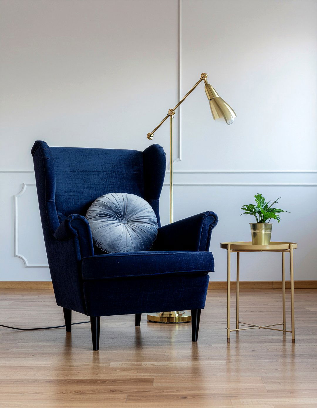 Gold floor lamp next to navy chair - 30 navy and gold living room ideas