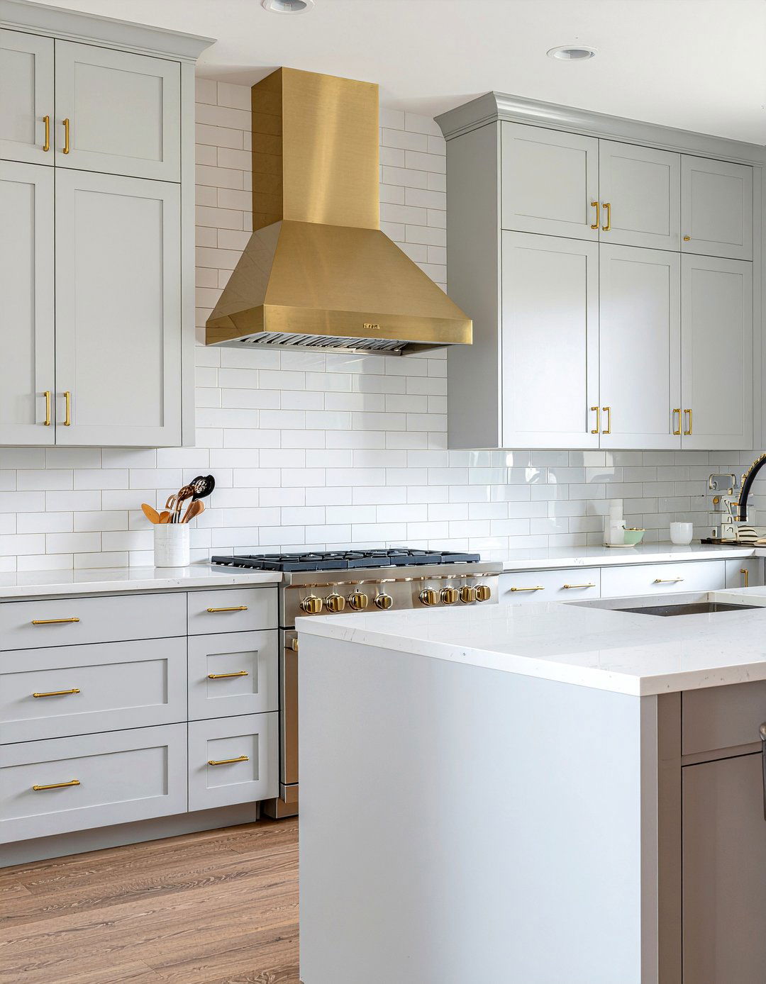 Gold hardware on grey cabinets - 30 gold kitchen hardware ideas