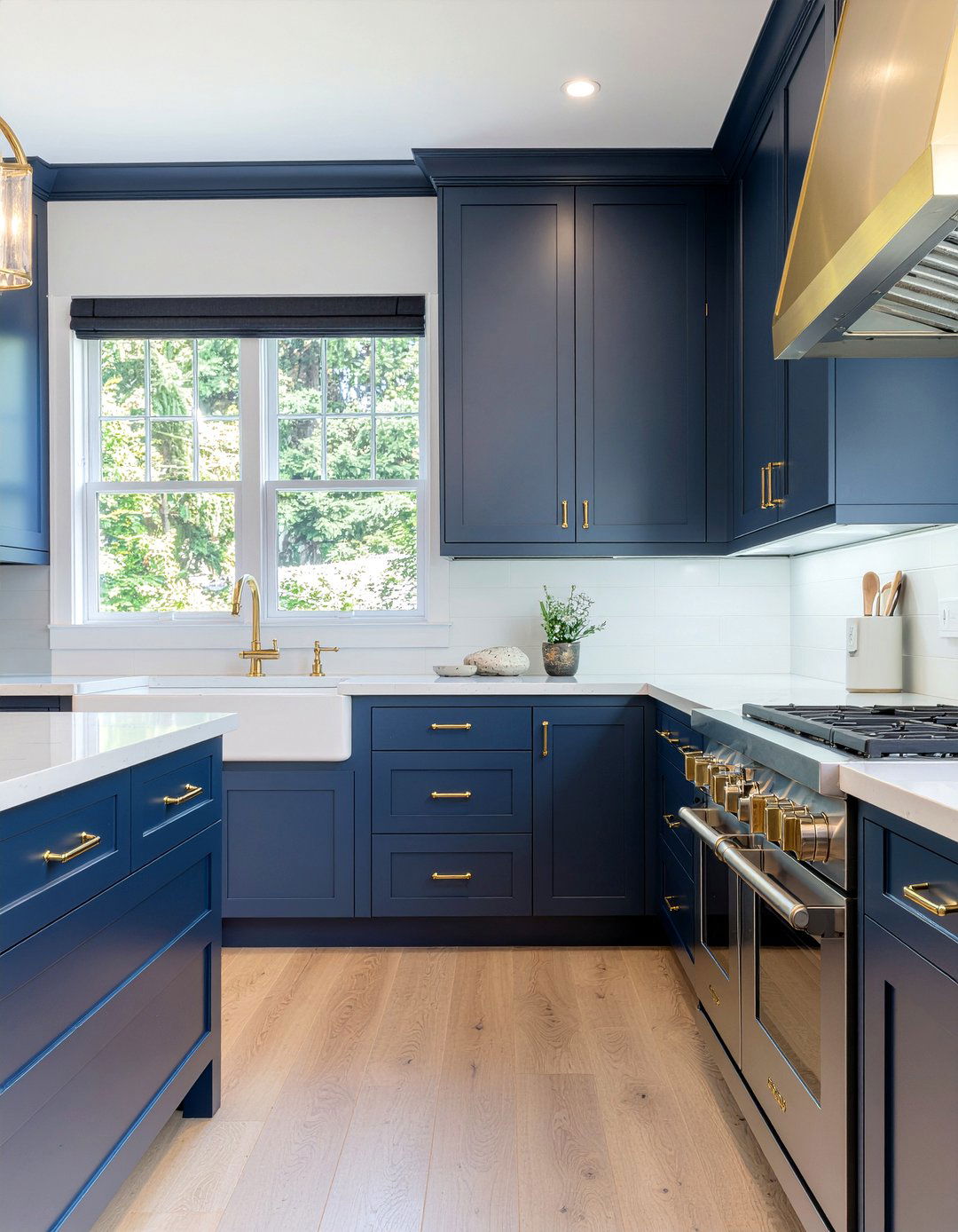 Gold hardware on navy cabinets - 30 gold kitchen hardware ideas