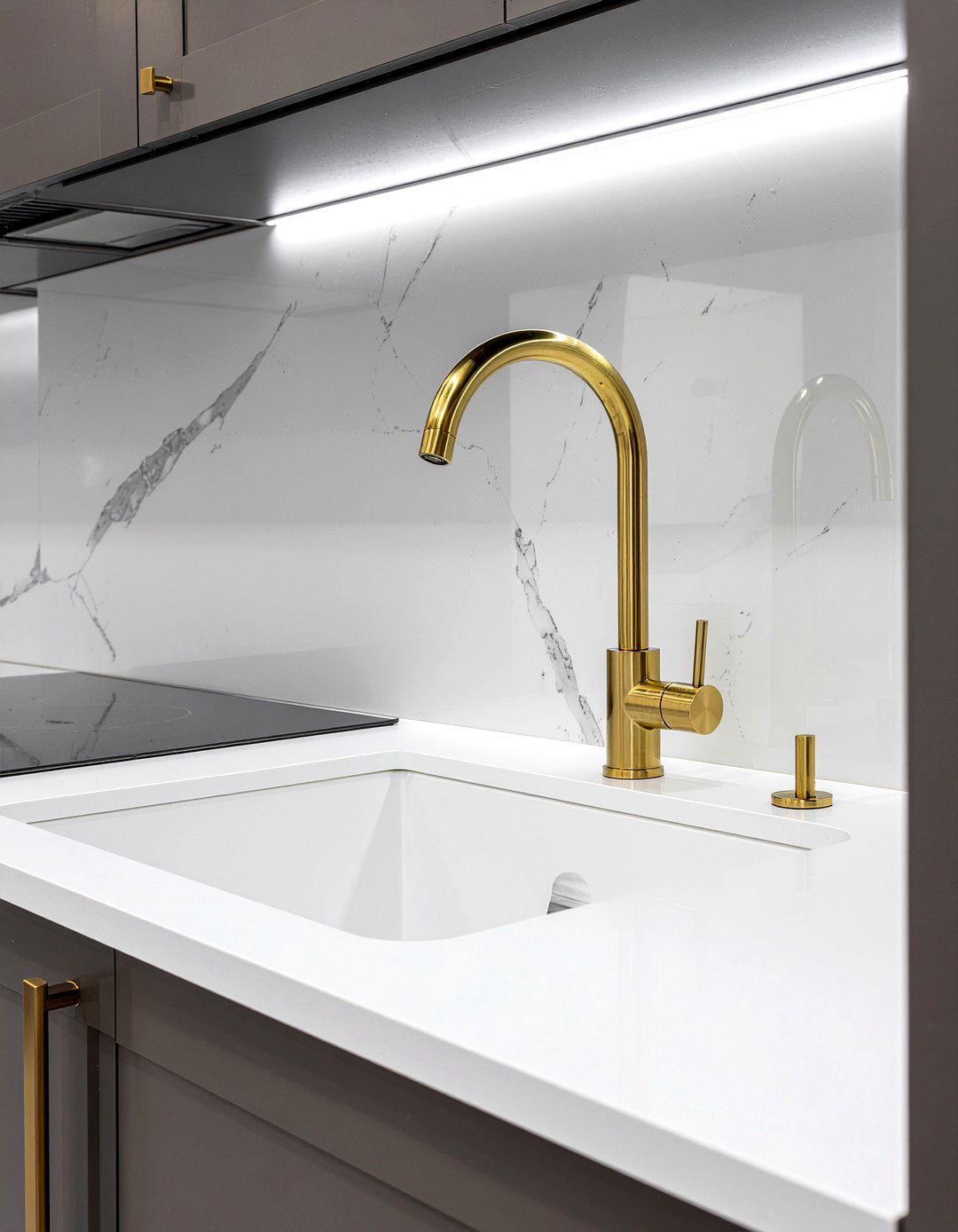 Gold kitchen faucet - 30 kitchen visual interest ideas