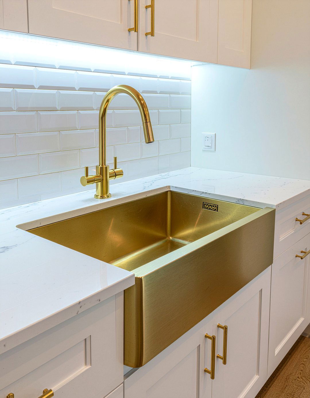 Gold kitchen sink - 30 gold accent kitchen ideas