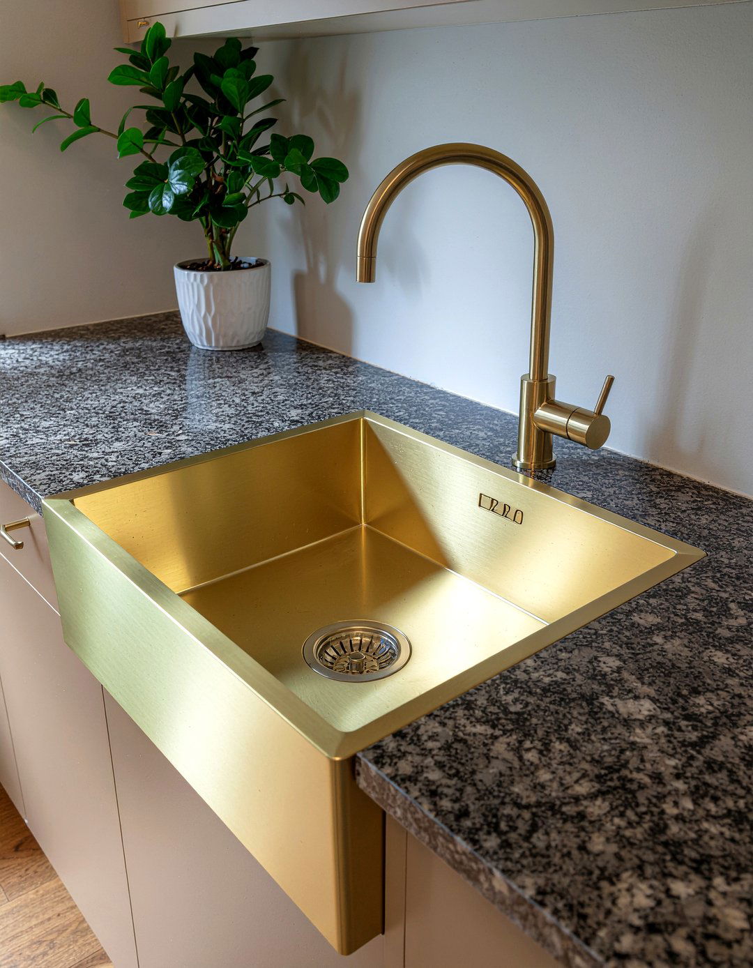 30 Gold Kitchen Ideas to Add Glamour to Your Cooking Space