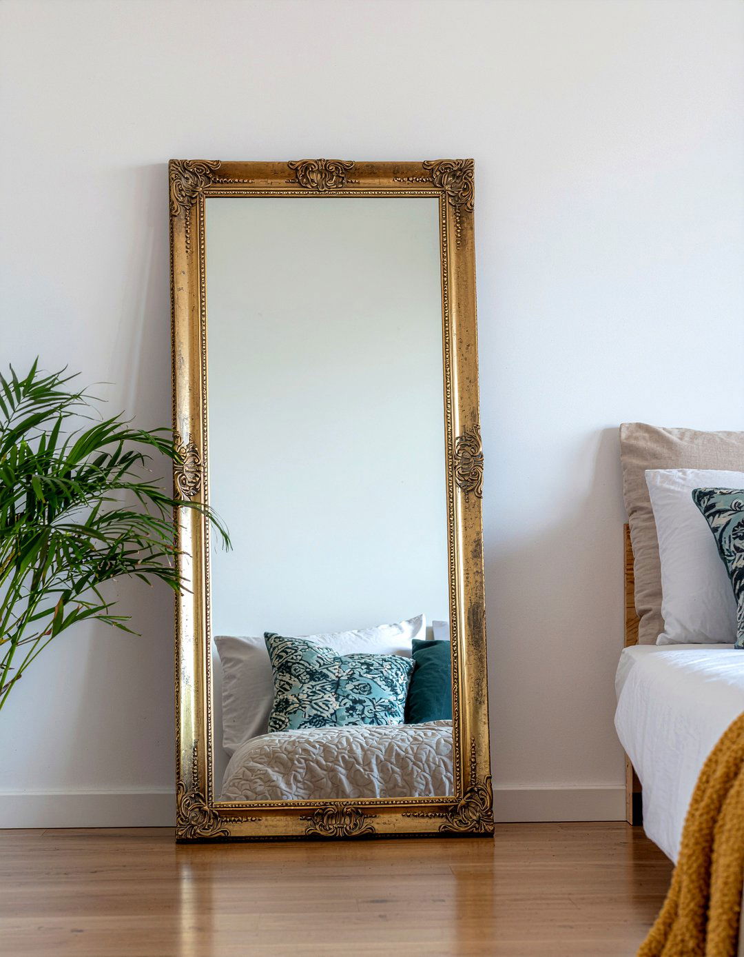 Gold leaf mirror - 30 glam bedroom ideas