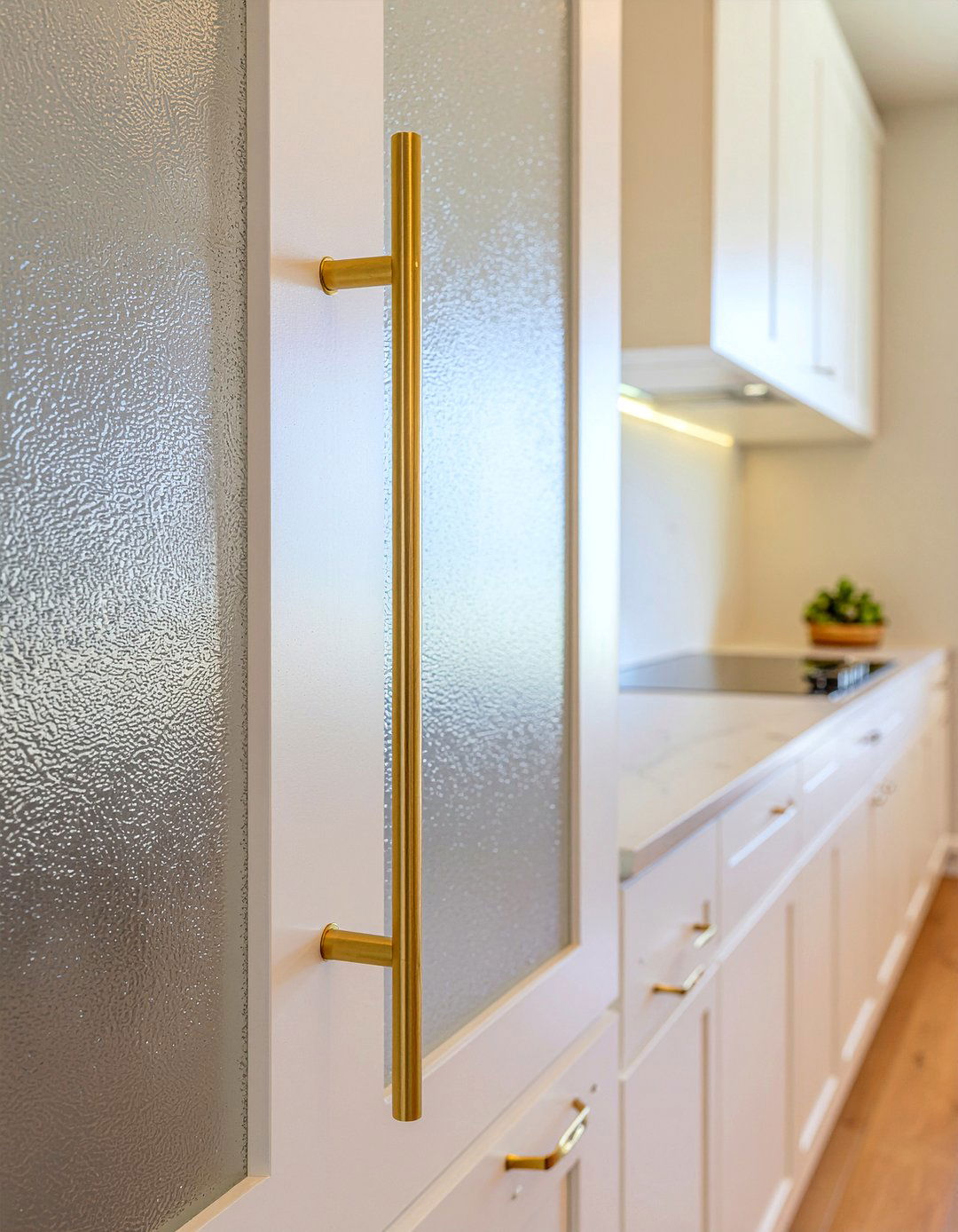 Gold pantry door handle - 30 gold kitchen ideas