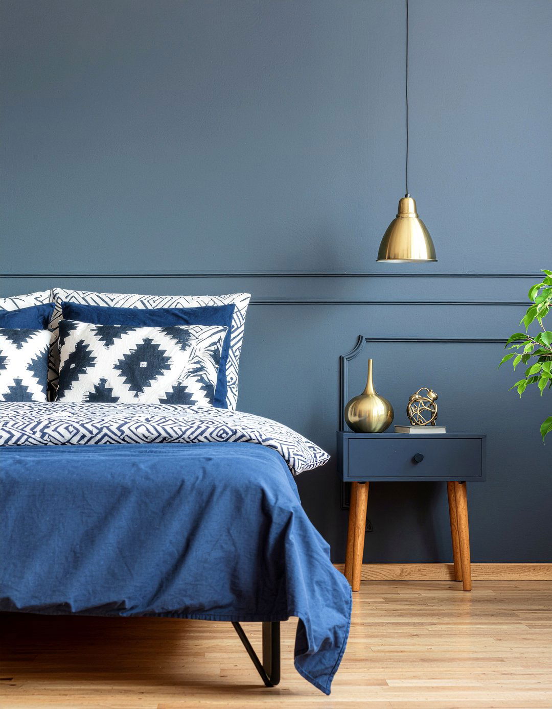 Gold pendant lighting - 30 navy and gold bedroom ideas