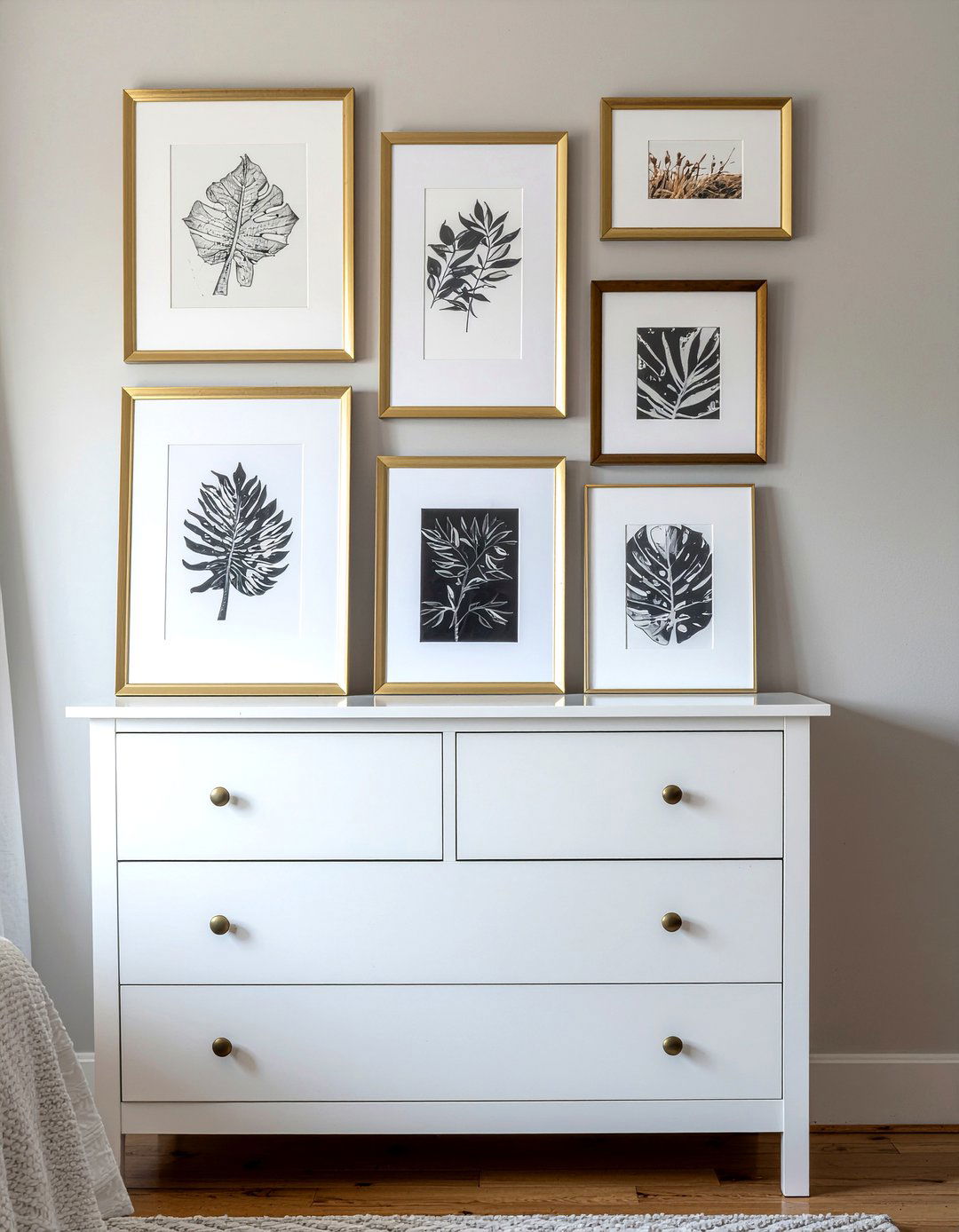 Gold picture frames - 30 gold accent bedroom ideas