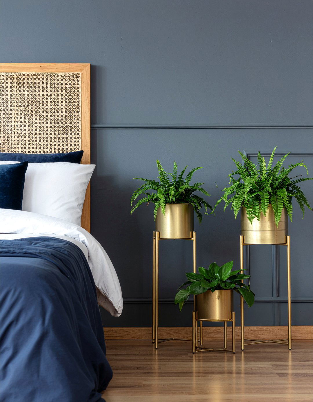 Gold plant stands - 30 navy and gold bedroom ideas
