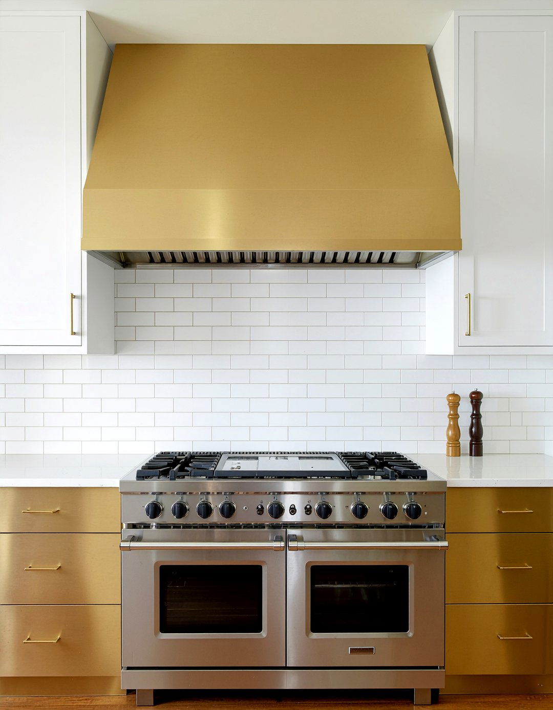 Gold range hood - 30 gold kitchen ideas