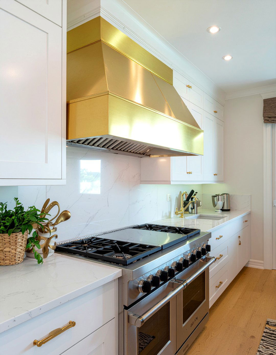 Gold range hood - 30 gold accent kitchen ideas