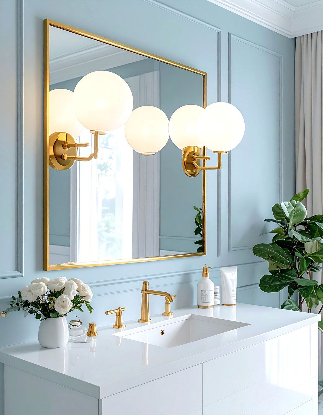 Gold vanity light fixture - 30 gold bathroom decor ideas