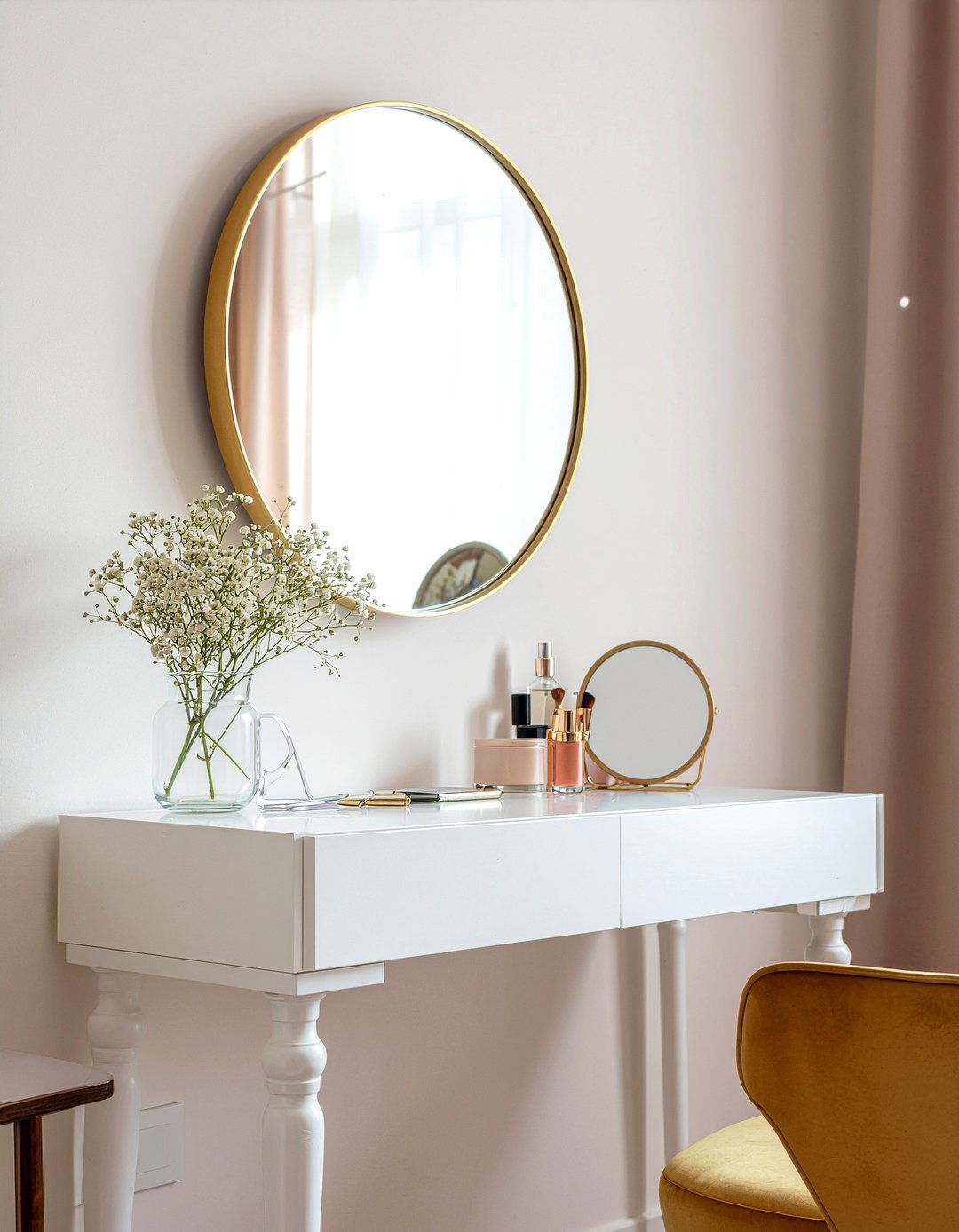 Gold vanity mirror - 30 gold accent bedroom ideas