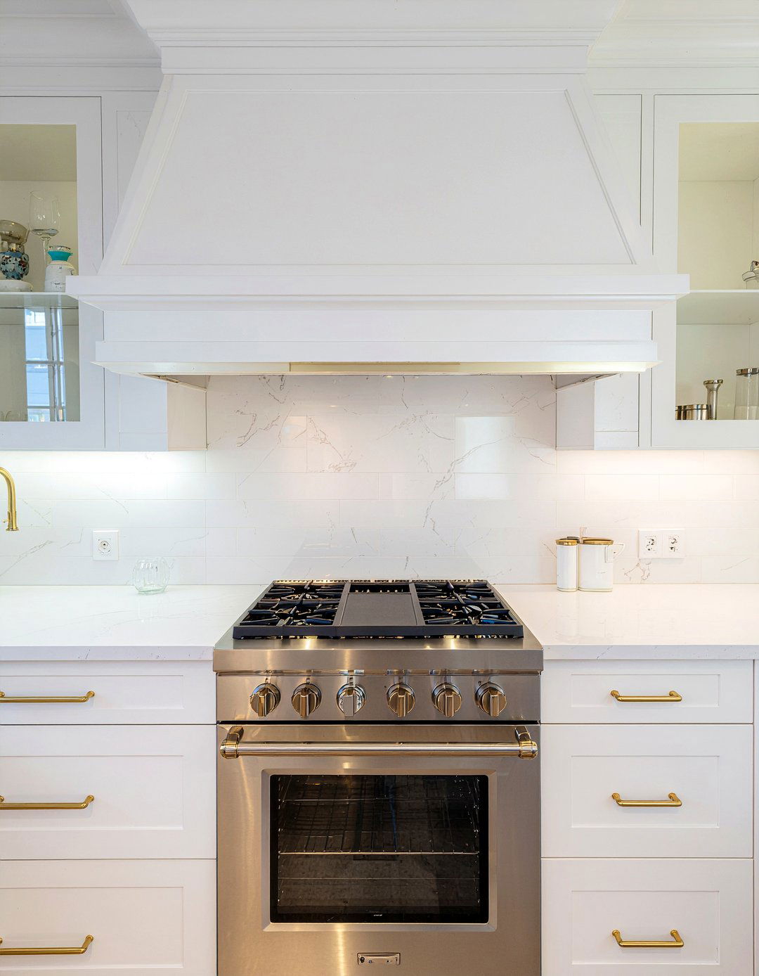 Gold vent hood trim - 30 gold accent kitchen ideas