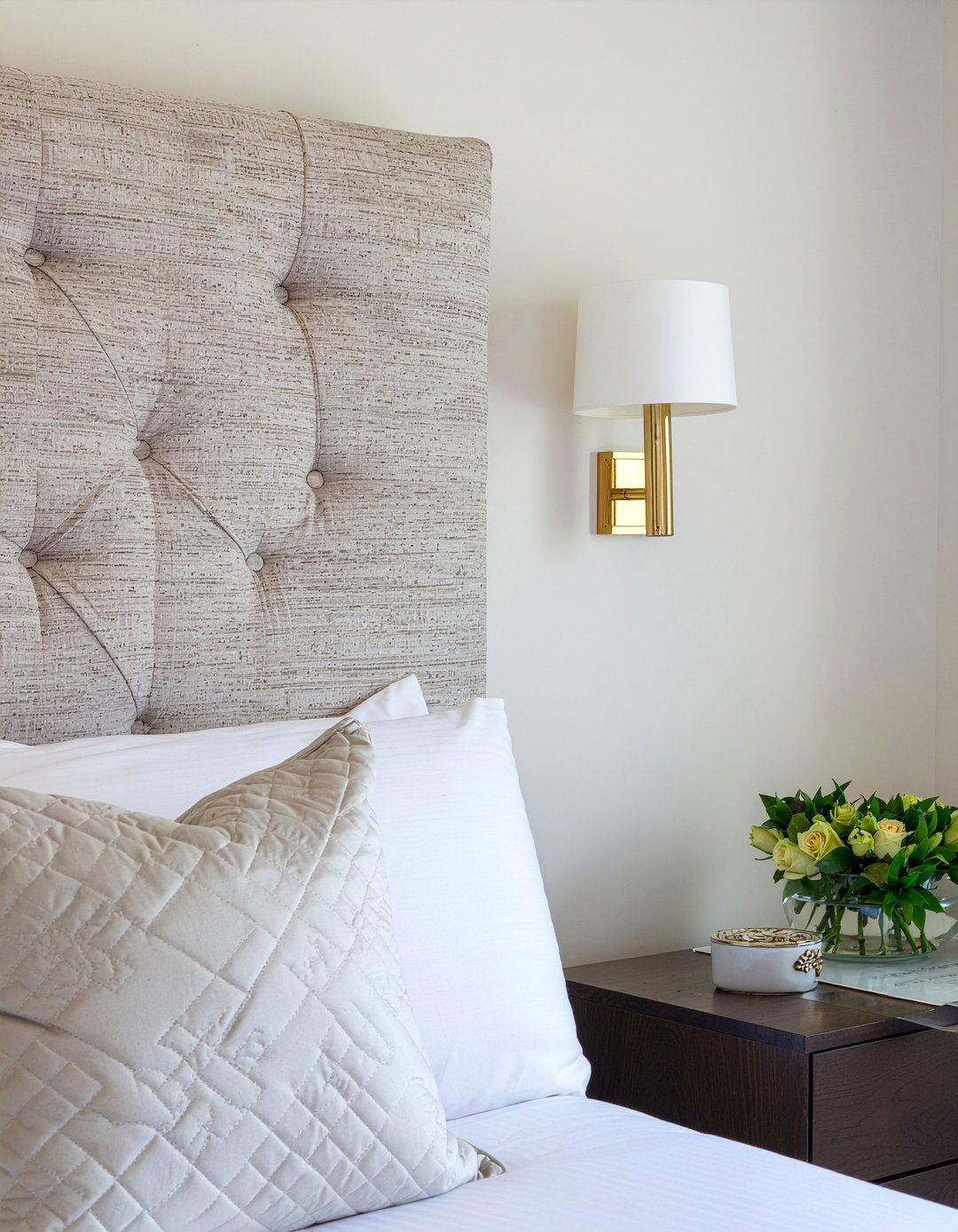 Gold wall sconce - 30 glam bedroom ideas