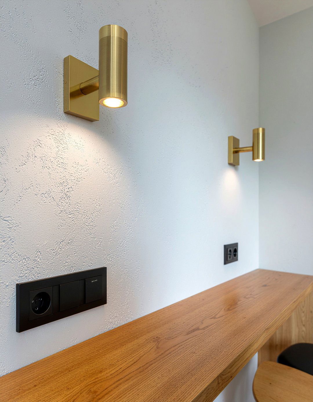 Gold wall sconces - 30 gold kitchen ideas