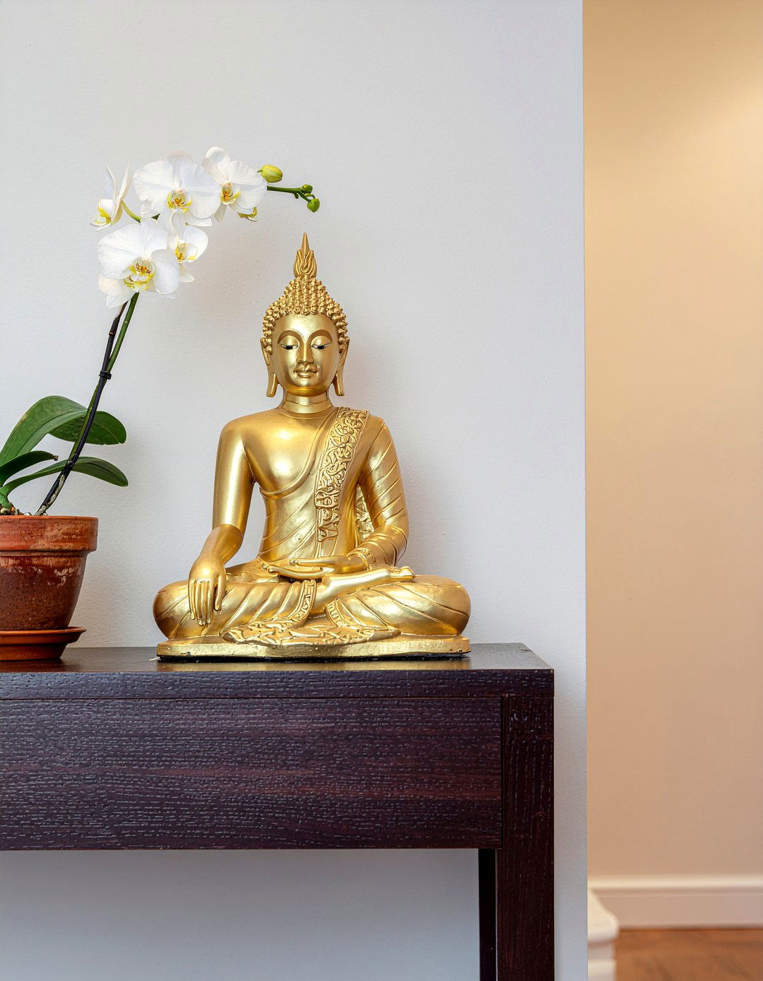 Golden Buddha statue placement - 30 Thai living room ideas