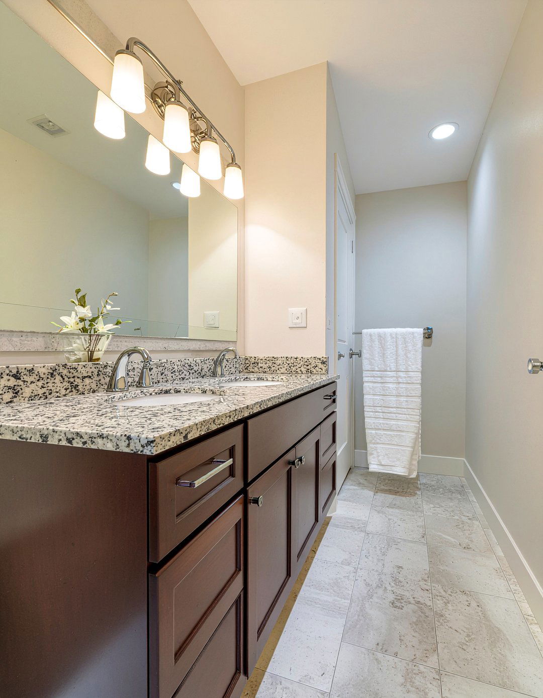 Granite and chrome bathroom - 30 bathroom material mixing ideas