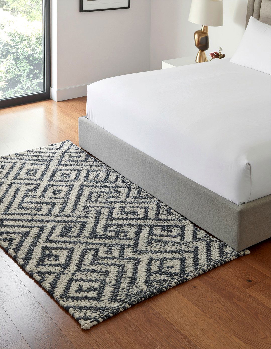 Gray bedroom woven rug - 30 warm gray bedroom ideas