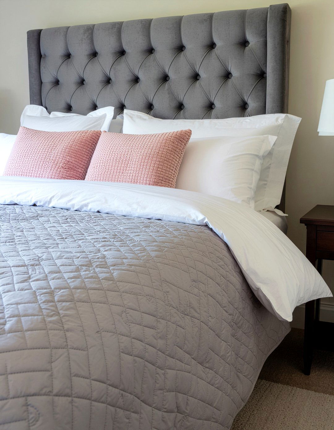 Gray tufted bed pink pillows - 30 pink and gray bedroom ideas