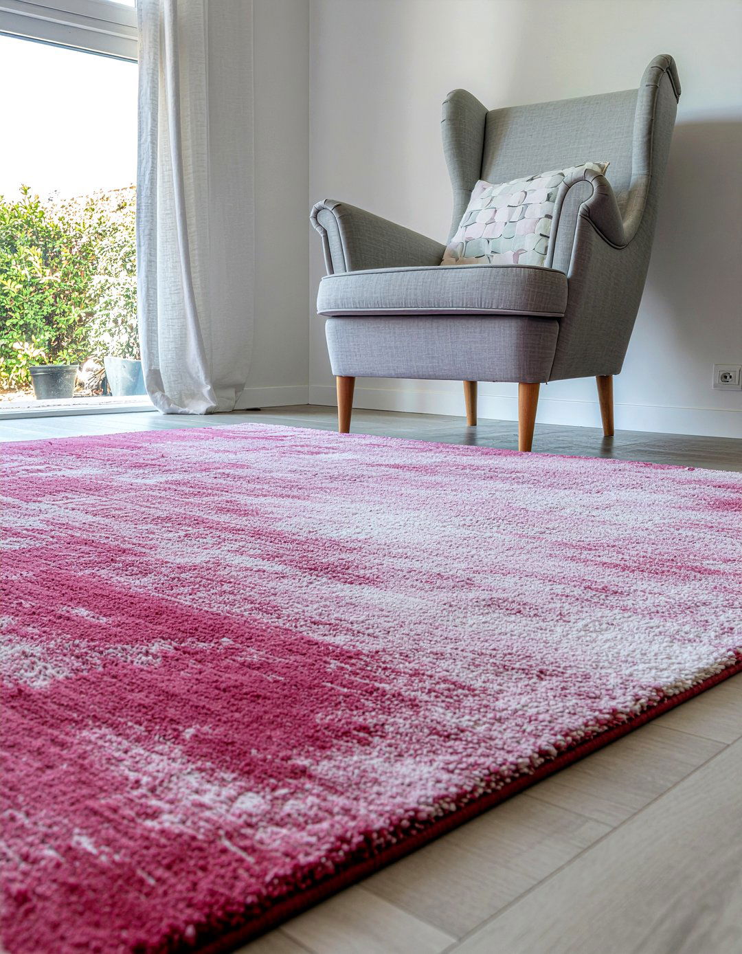 Gray wood flooring pink area rug - 30 pink and gray living room ideas