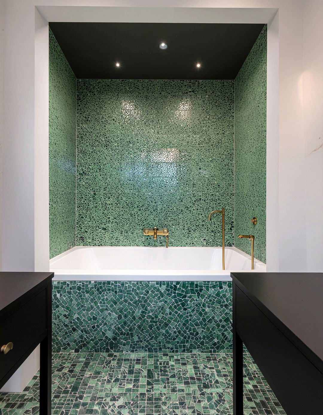 Green zellige mosaic - 30 mosaic bathroom ideas