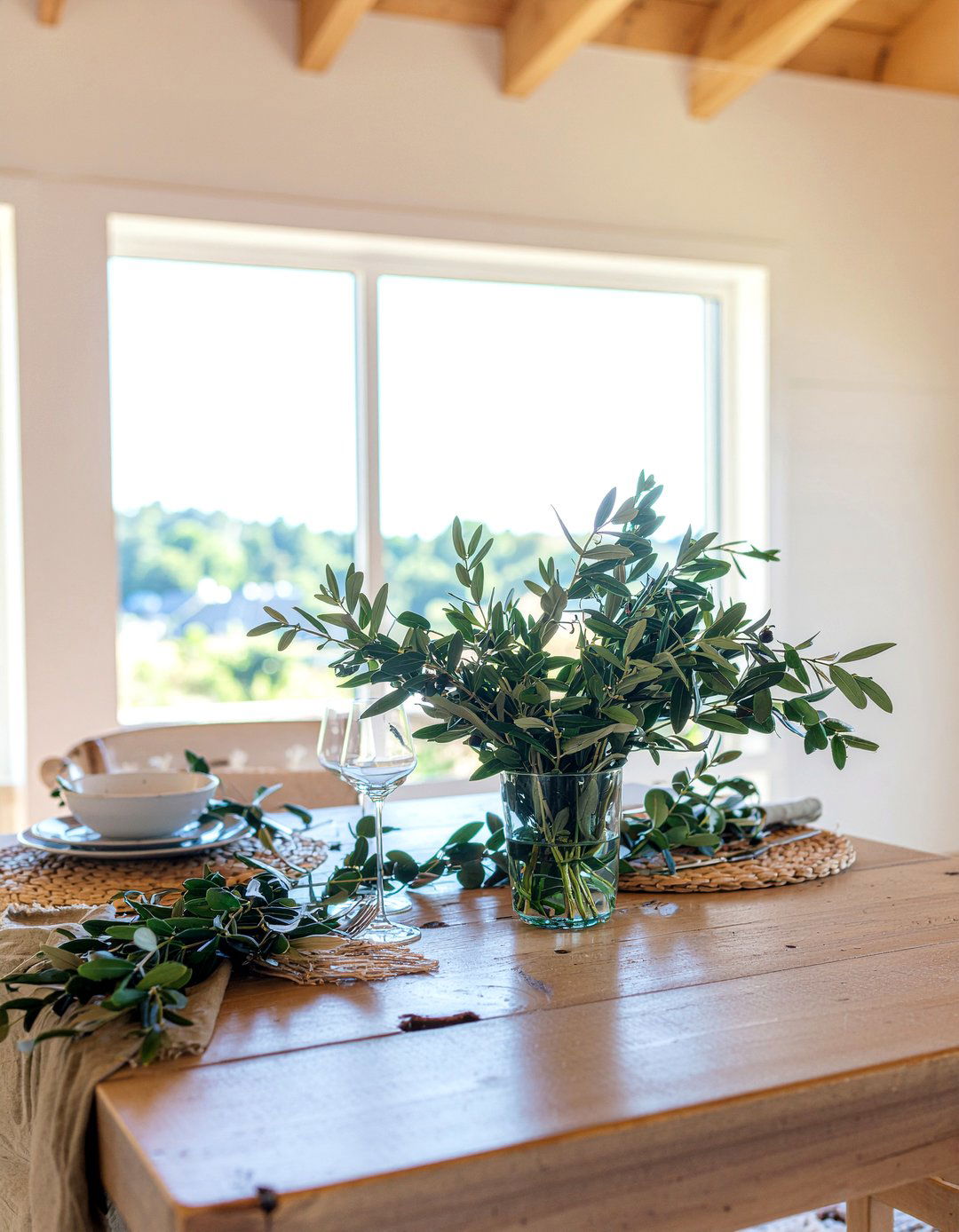 Greenery Centerpiece - 30 rustic farmhouse dining room ideas