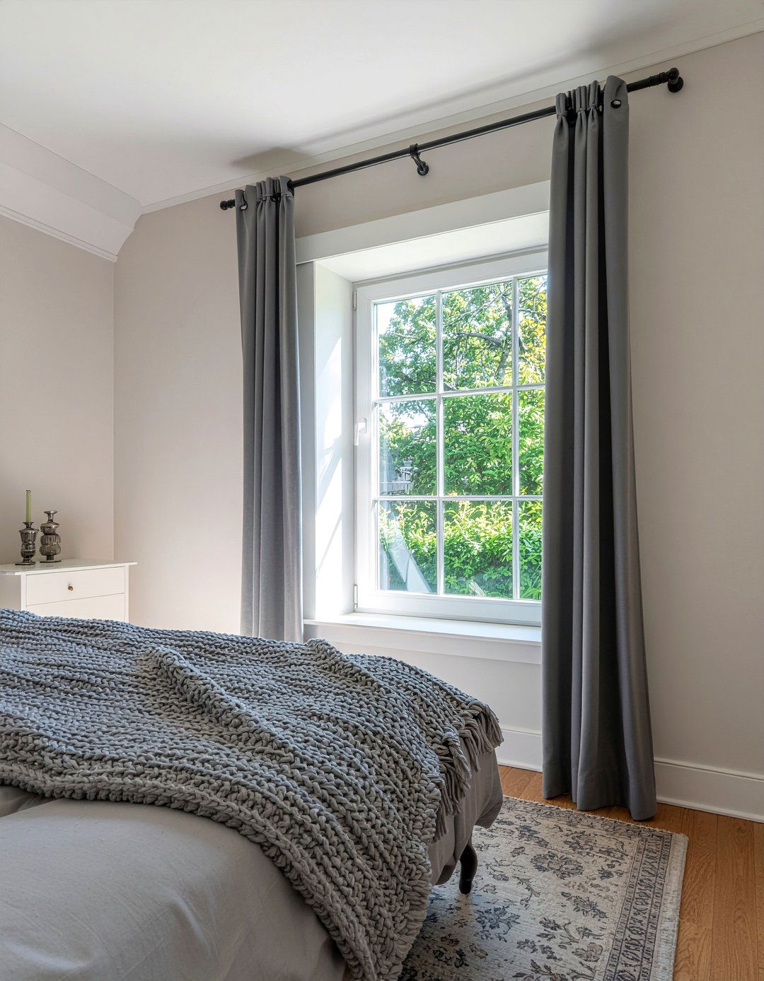 Grey velvet curtains - 30 velvet bedroom ideas